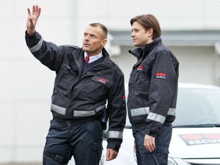 Vigilantes de Securitas Direct con uniforme profesional y logo visible